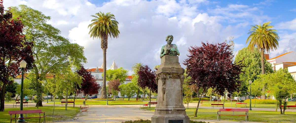 Praca da Republica which includes a statue or sculpture and a garden