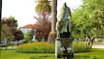 Praça da República inclusief een klein stadje of dorpje, een monument en een standbeeld of beeldhouwwerk