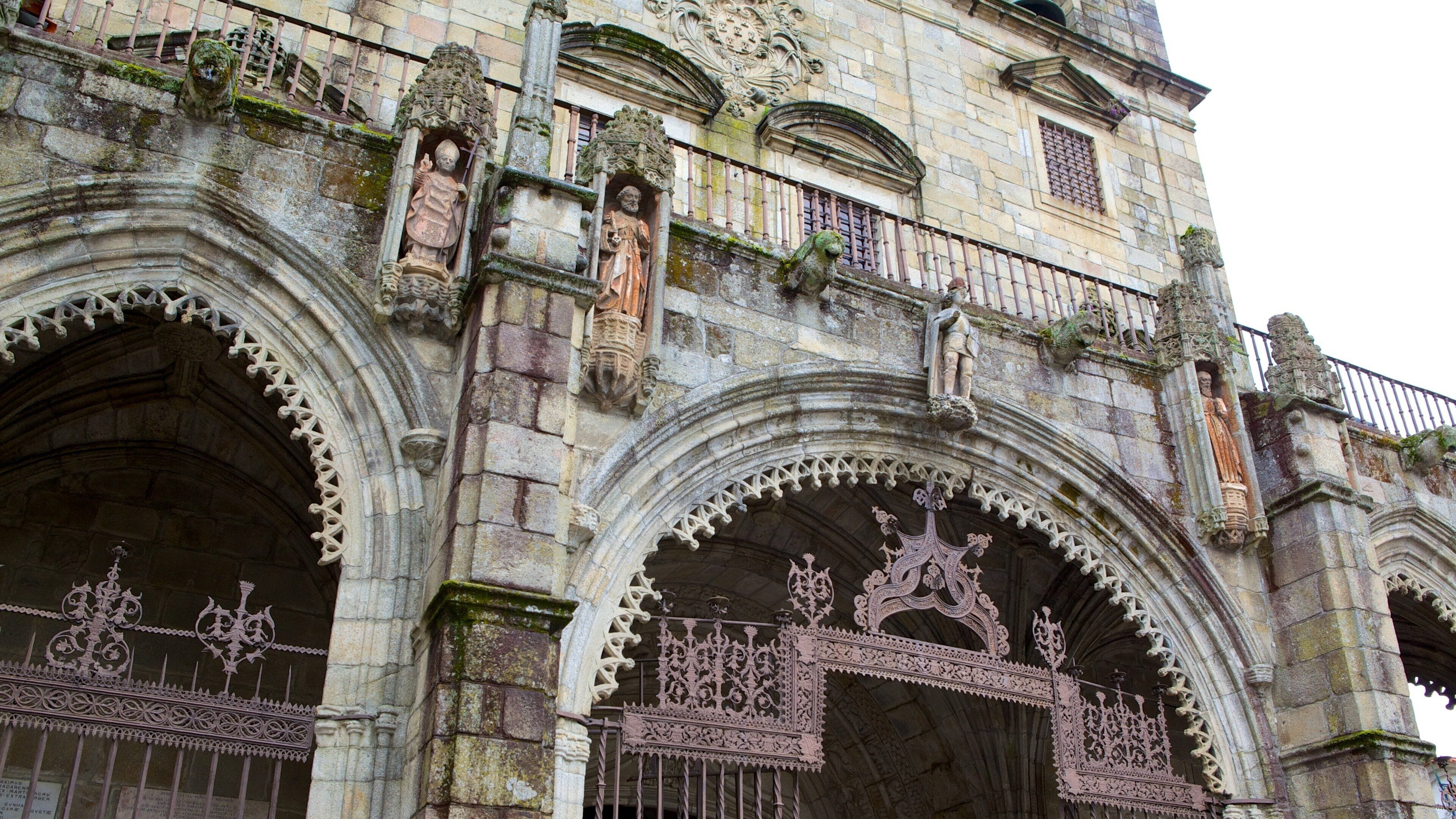 Braga Cathedral which includes a church or cathedral, heritage architecture and religious aspects