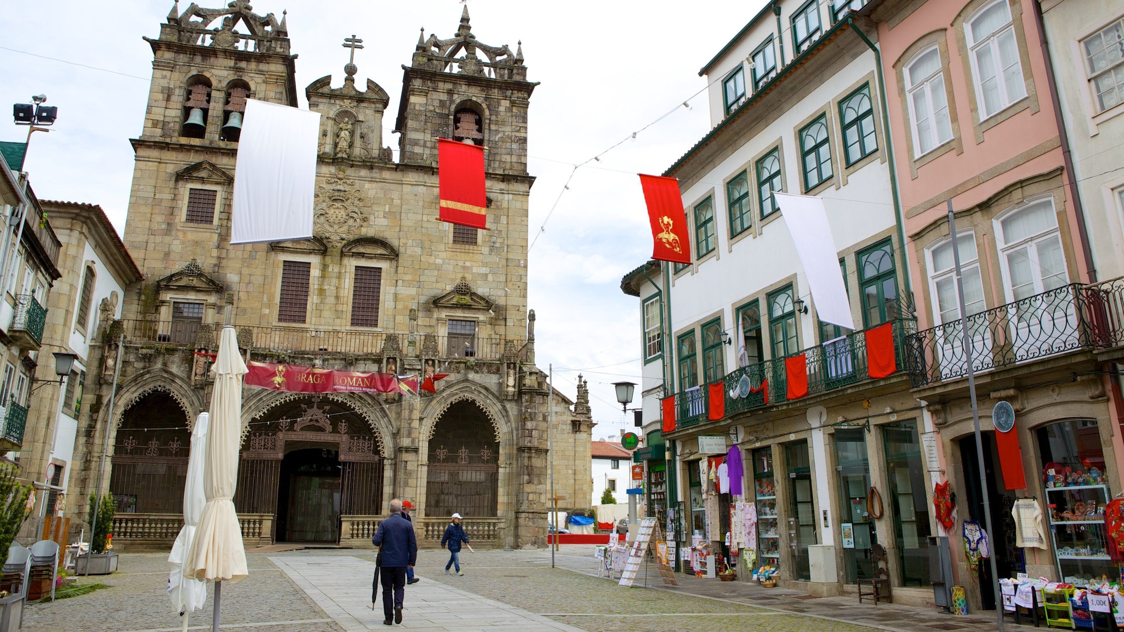 Cathédrale de Braga mettant en vedette scènes de rue