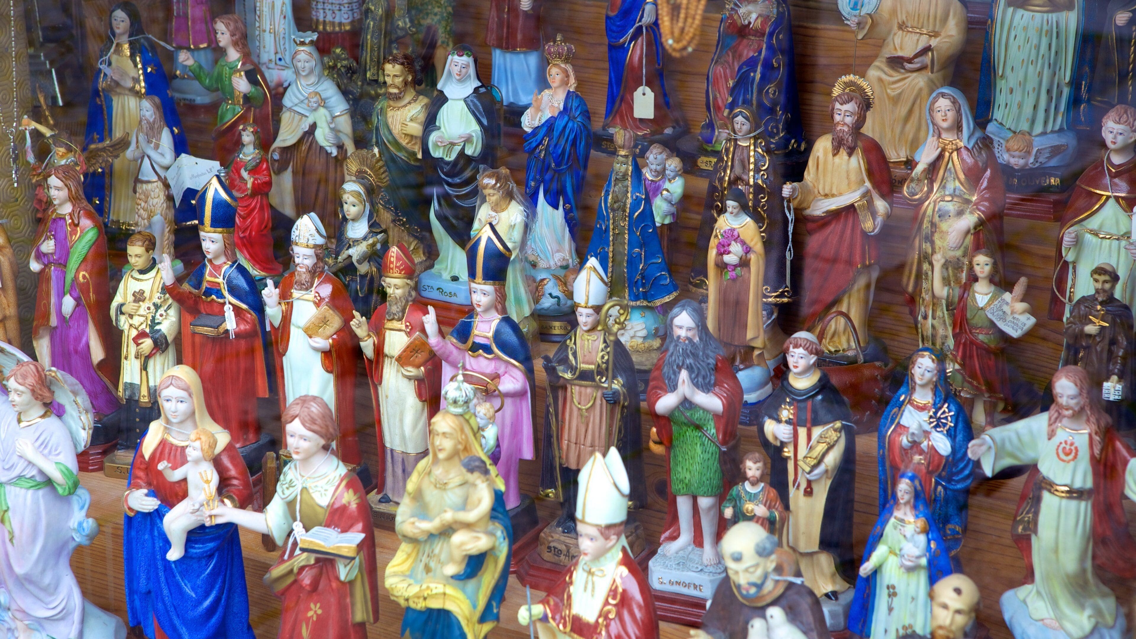 Braga Cathedral which includes religious aspects, markets and shopping