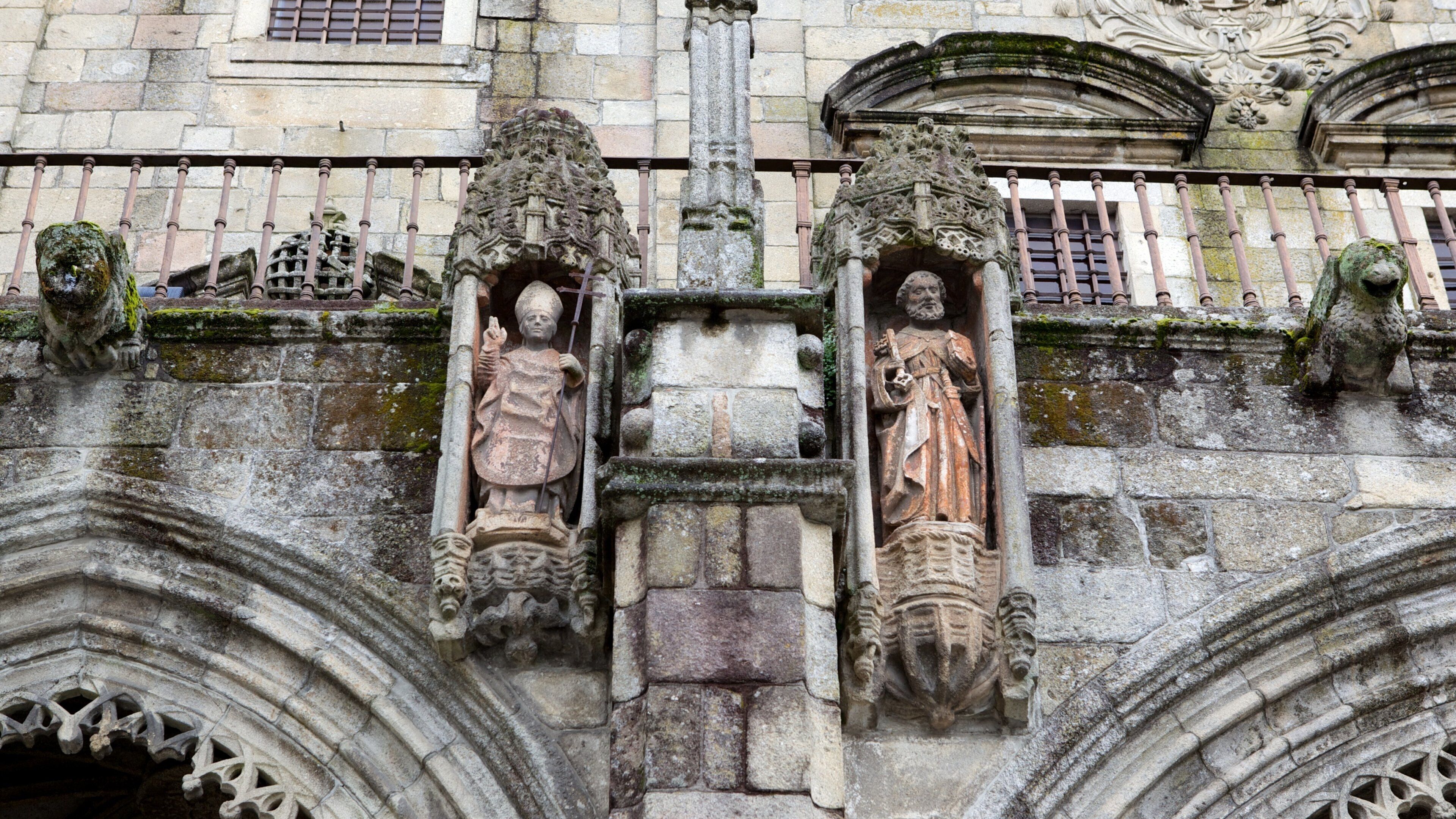 Braga Cathedral which includes a church or cathedral, heritage architecture and religious aspects