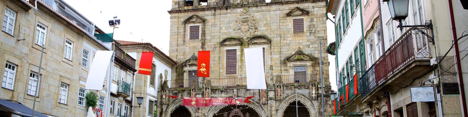 Braga Cathedral which includes a church or cathedral and street scenes