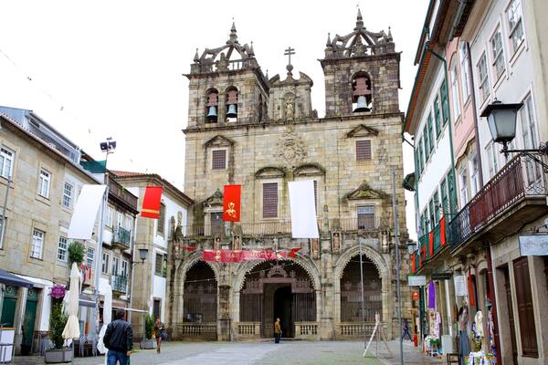 Kathedrale von Braga welches beinhaltet Straßenszenen und Kirche oder Kathedrale