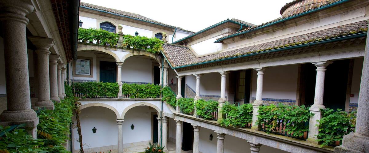 Palacio dos Biscainhos featuring a garden, heritage architecture and chateau or palace