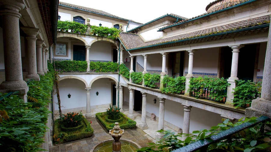 Palacio dos Biscainhos featuring a garden, heritage architecture and chateau or palace