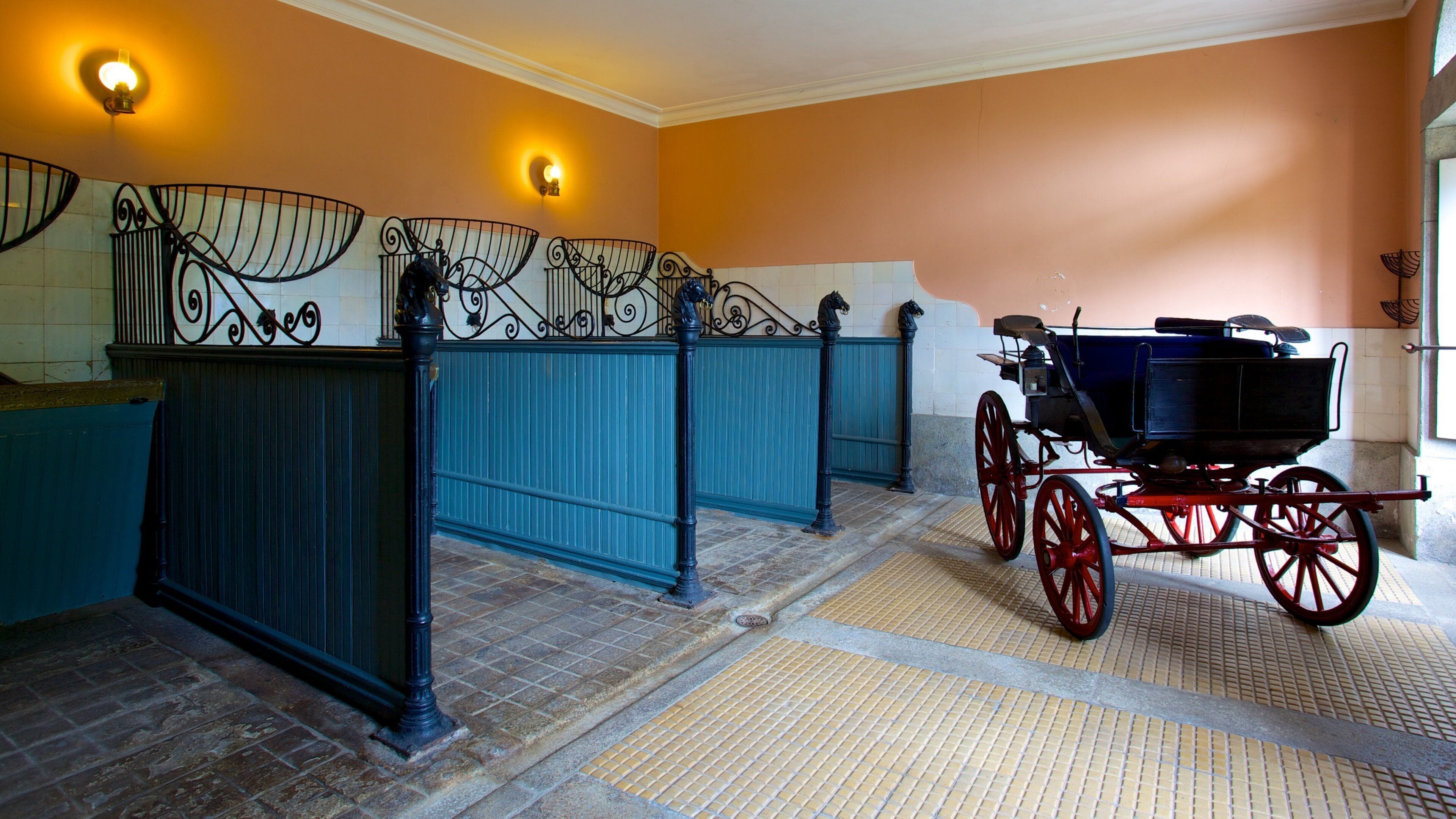 Palacio dos Biscainhos which includes interior views, a castle and heritage elements