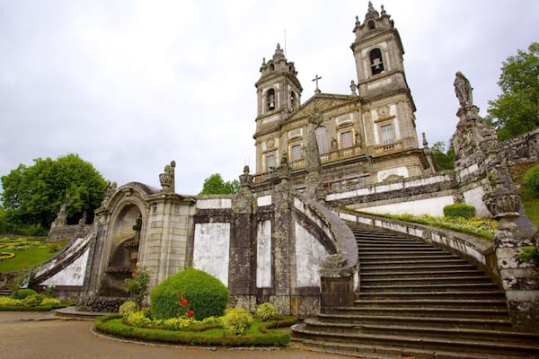 Sanctuaire du Bon Jésus du Mont qui includes aspects religieux et église ou cathédrale