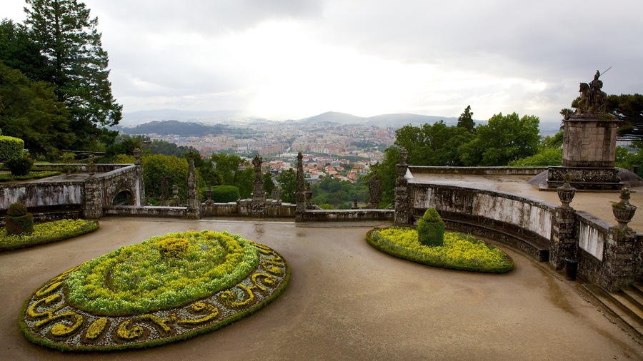 Bom Jesus do Monte showing a garden