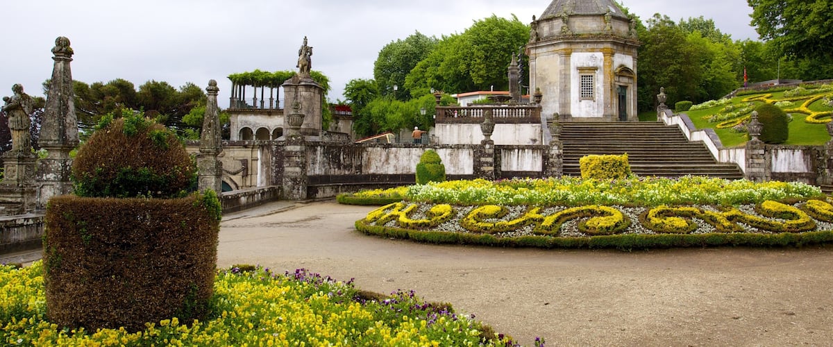 Bom Jesus do Monte showing a park and a church or cathedral
