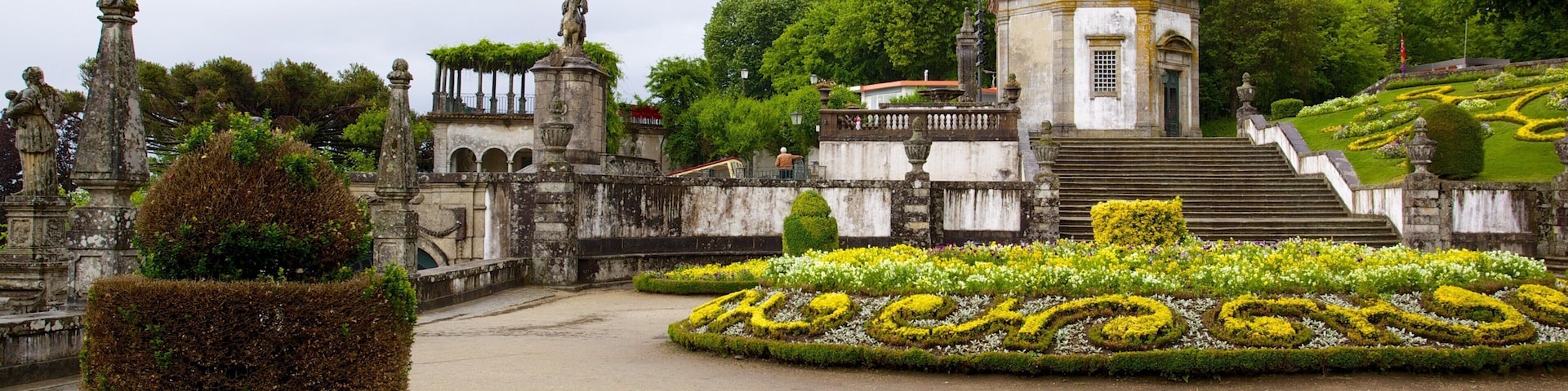 Bom Jesus do Monte mostrando um parque e uma igreja ou catedral
