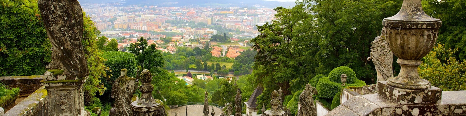 Bom Jesus do Monte which includes a castle and heritage elements