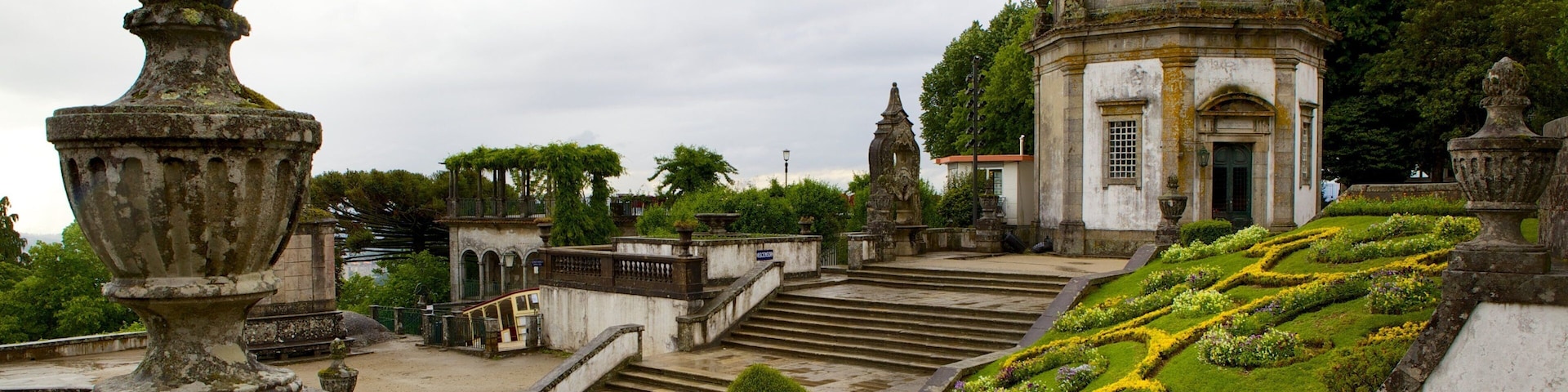 Bom Jesus do Monte caracterizando um jardim, neblina e elementos de patrimônio