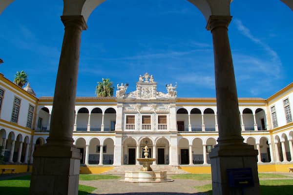 University of Evora das einen Springbrunnen und Geschichtliches