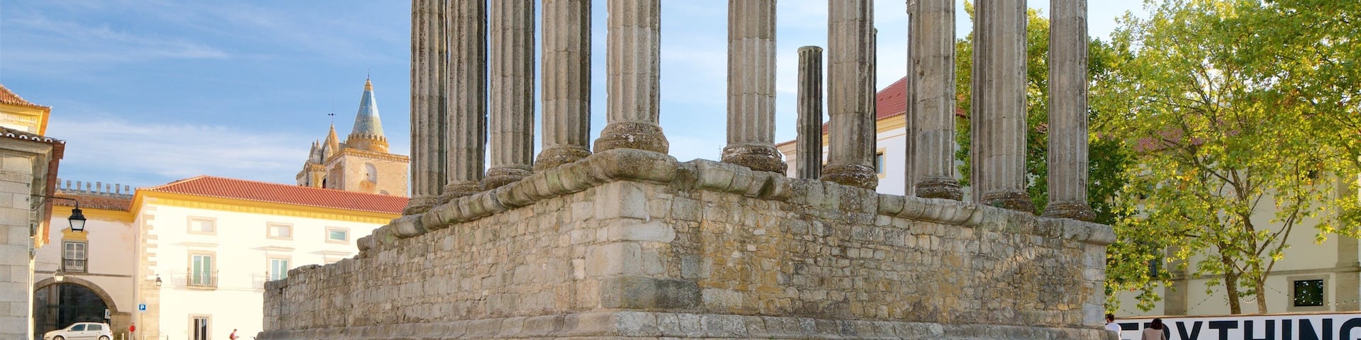 Templo Romano which includes heritage elements and building ruins