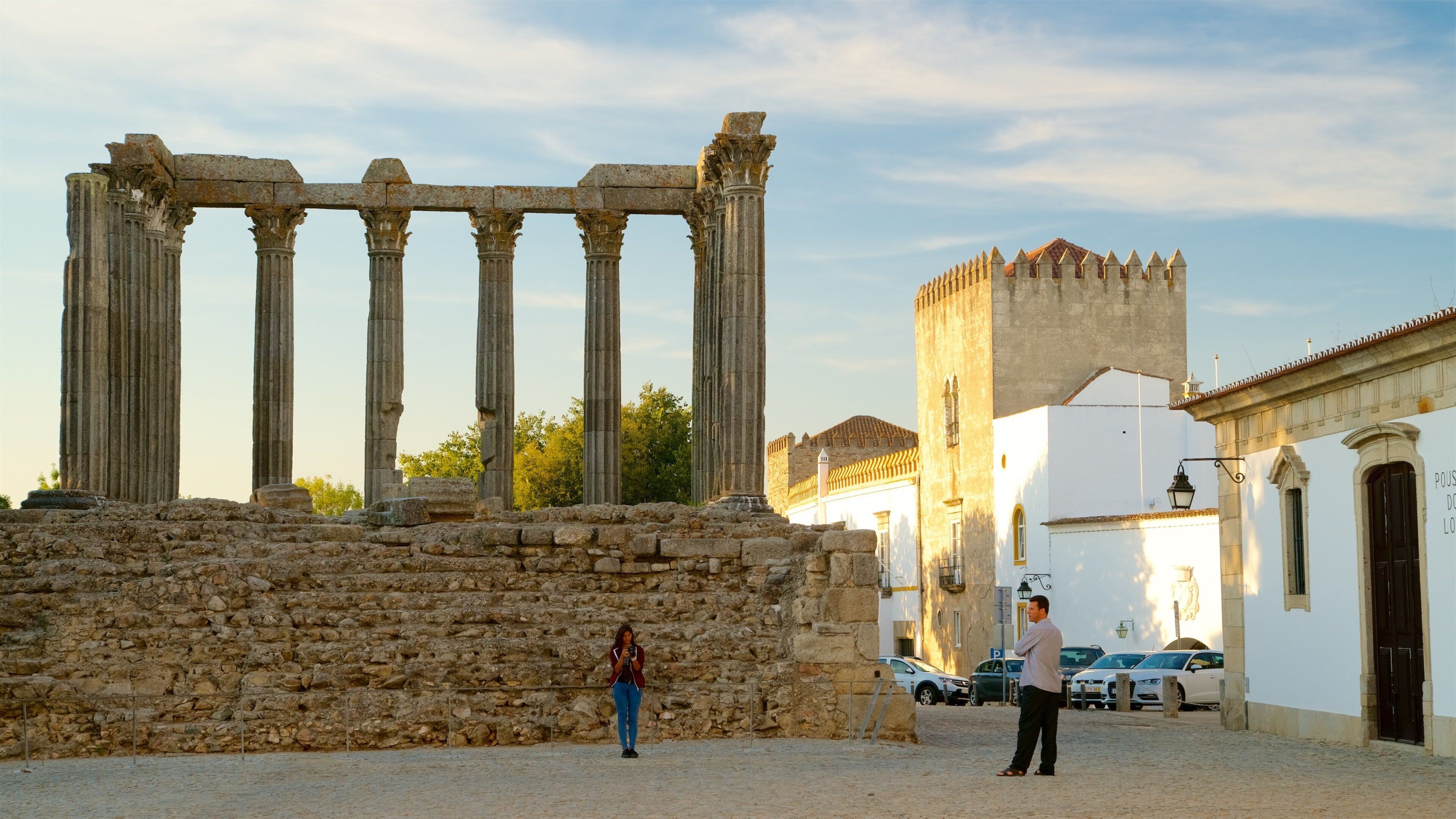 Templo Romano mostrando elementos de patrimônio e uma ruína