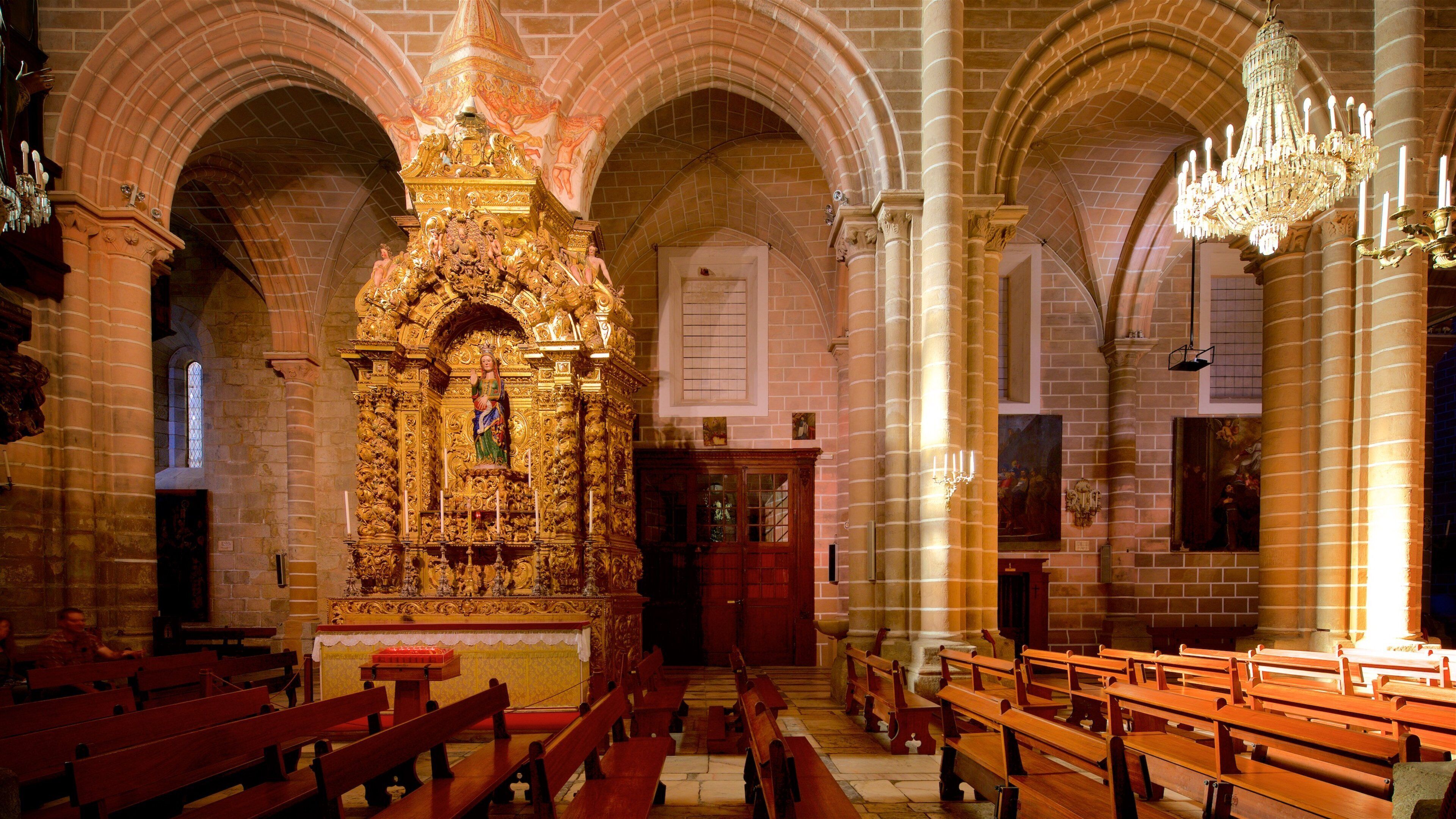 埃武拉大教堂 设有 宗教元素, 懷舊元素 和 內部景觀