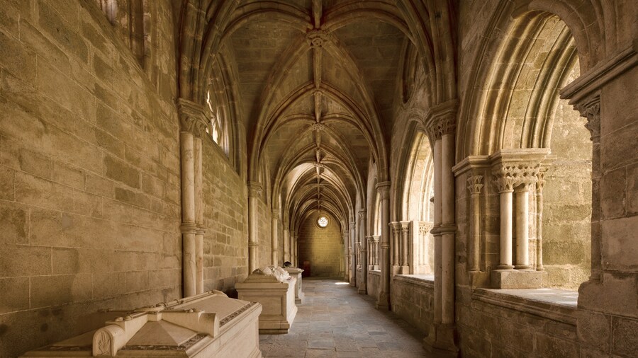 Catedral de Évora ofreciendo vistas interiores y elementos del patrimonio