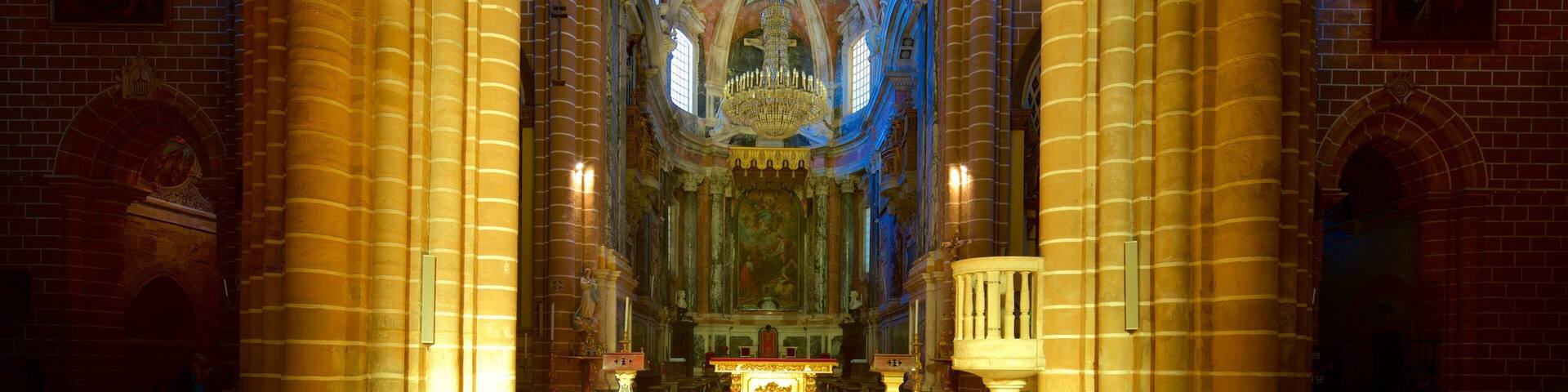 Evora Cathedral showing interior views, heritage elements and a church or cathedral