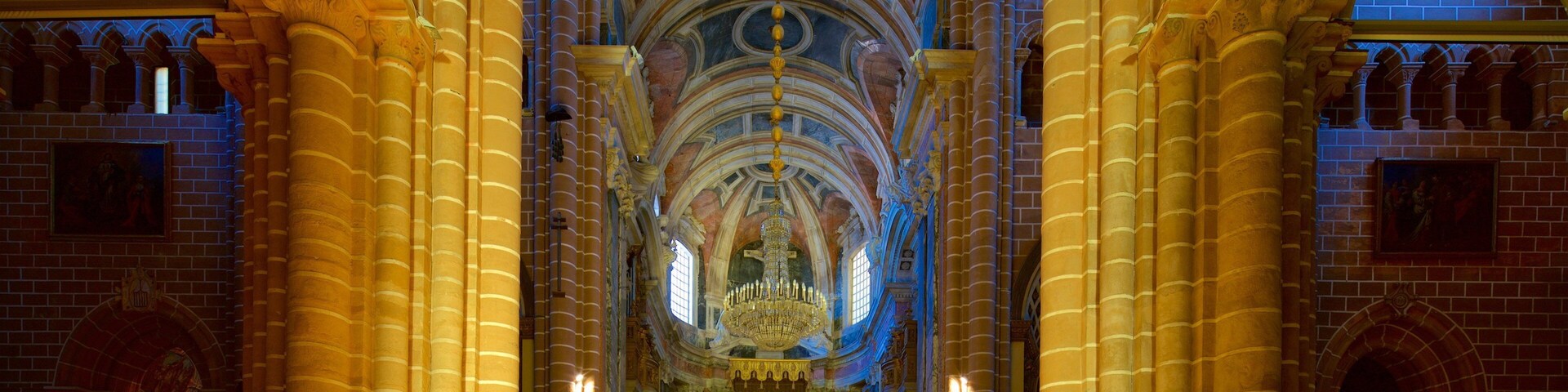 Evora Cathedral showing interior views, heritage elements and a church or cathedral