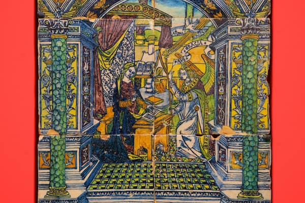 Ăvora Museum featuring interior views and art