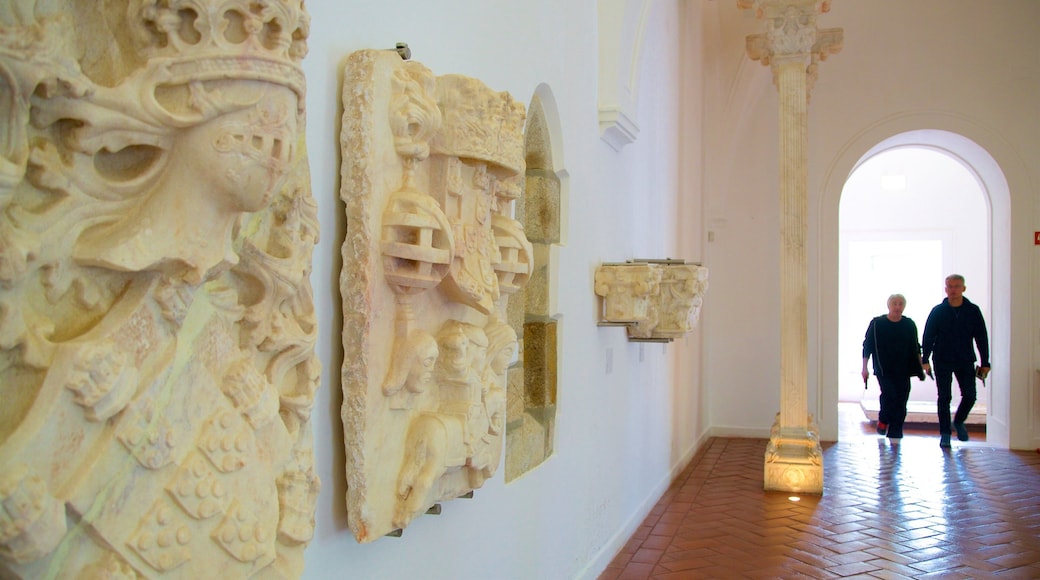 埃武拉博物館 其中包括 內部景觀 和 傳統元素 以及 一對夫婦