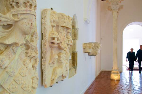 Evora Museum qui includes vues intérieures et patrimoine historique aussi bien que couple