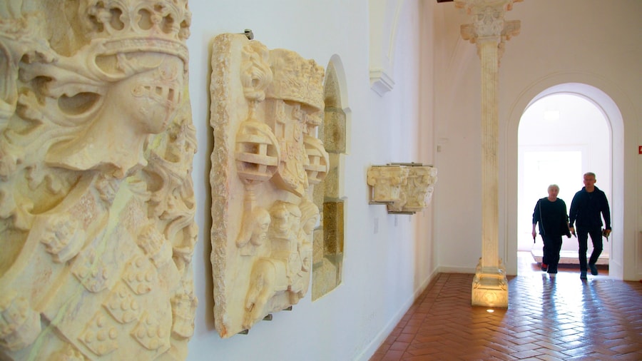 Evora Museum qui includes patrimoine historique et vues intérieures aussi bien que couple