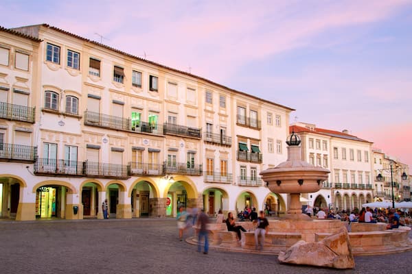 Praca do Giraldo mit einem Sonnenuntergang und Springbrunnen