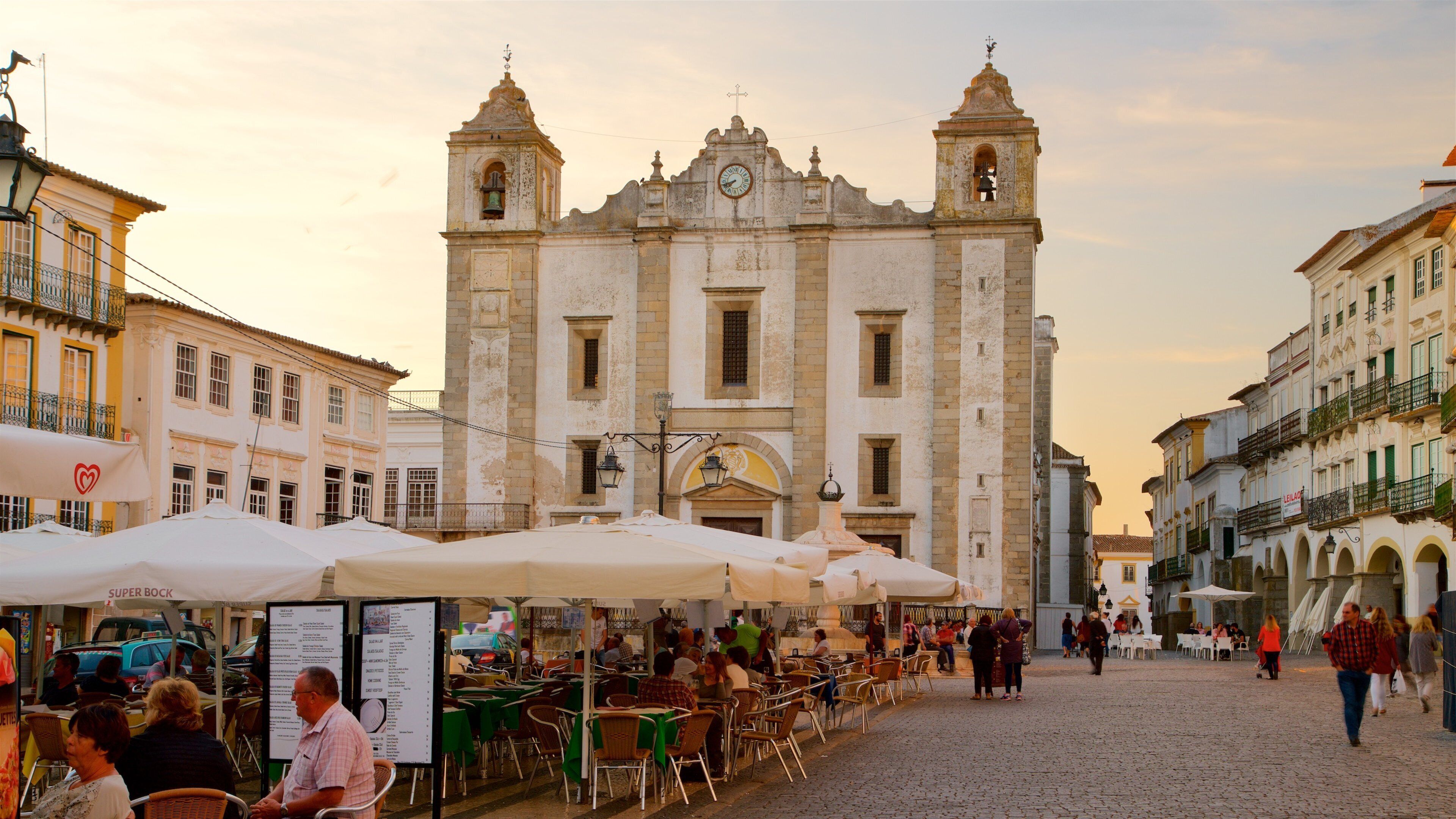 Praca do Giraldo montrant sortie au restaurant, coucher de soleil et église ou cathédrale