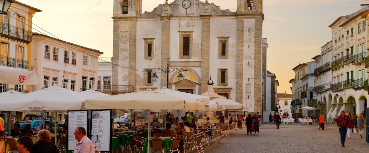 Praca do Giraldo showing outdoor eating, a sunset and a church or cathedral