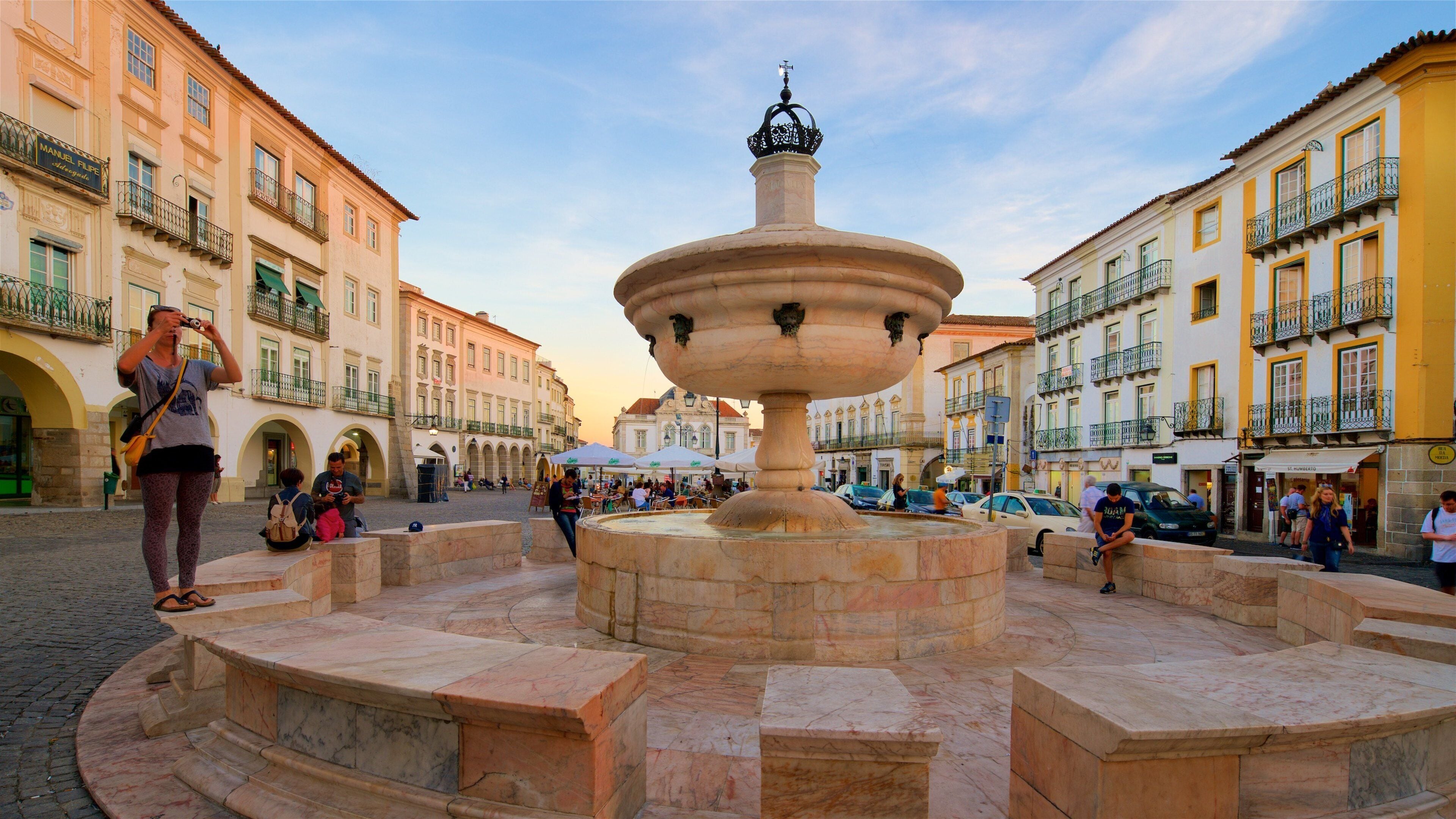 Praça do Giraldo johon kuuluu lähde ja auringonlasku