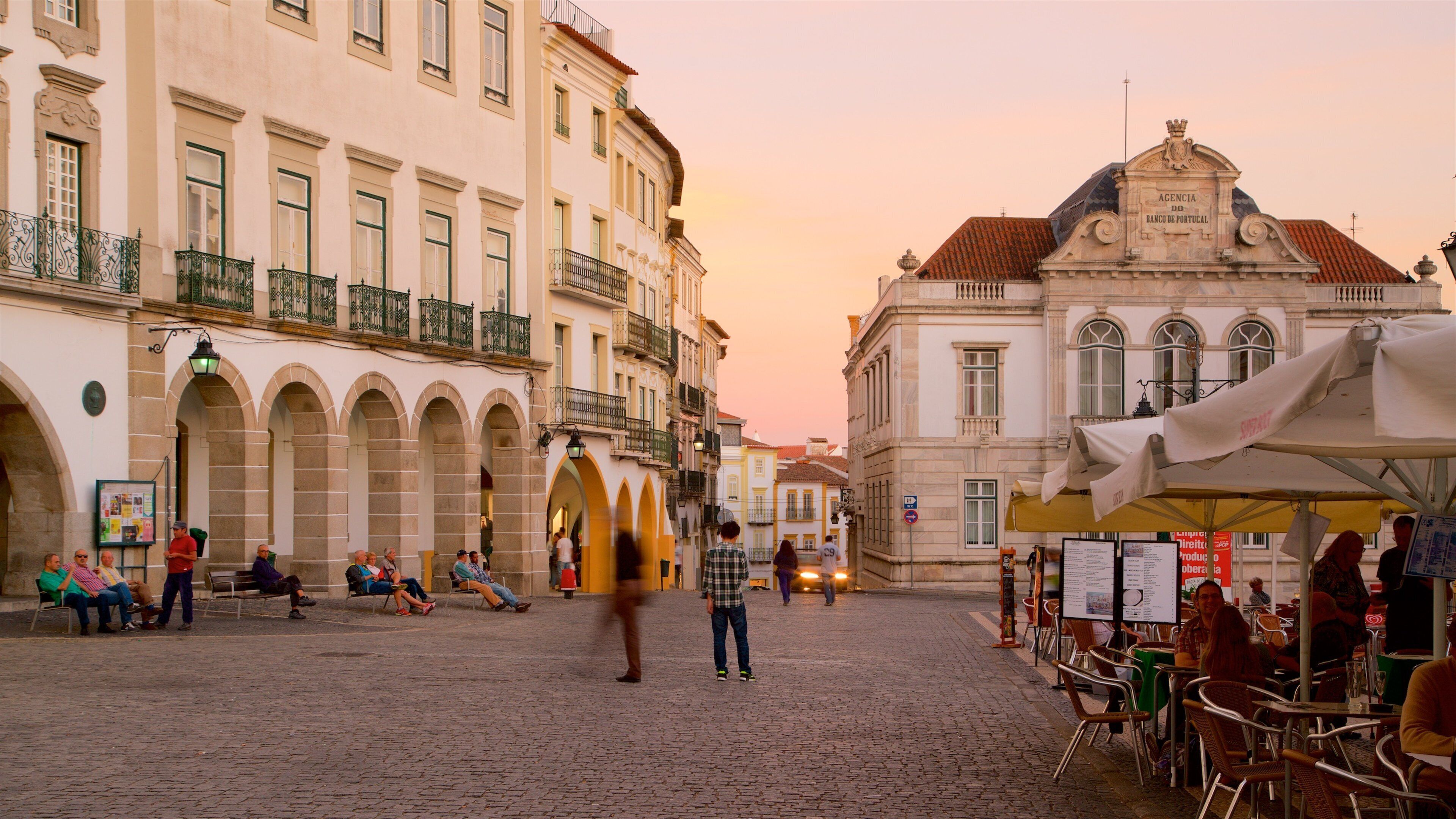 Praca do Giraldo which includes a sunset