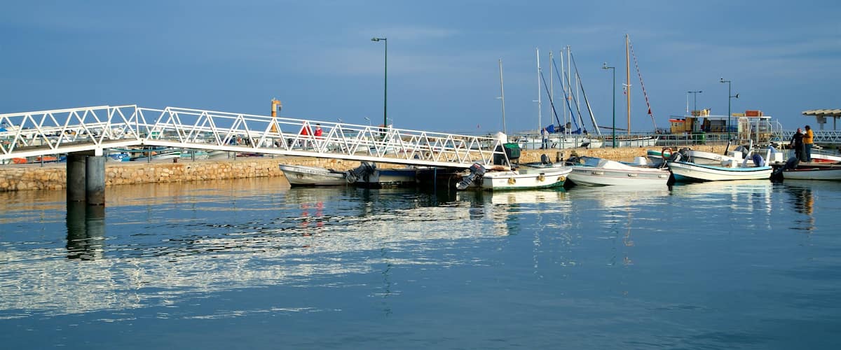 Puerto de Olhao que incluye una bahía o puerto