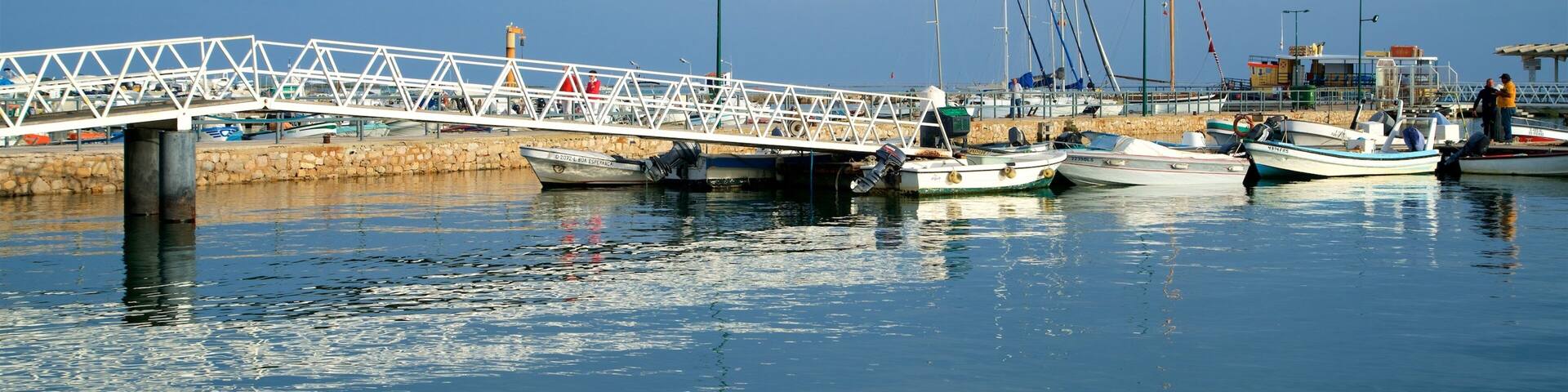Olhao Harbour qui includes baie ou port