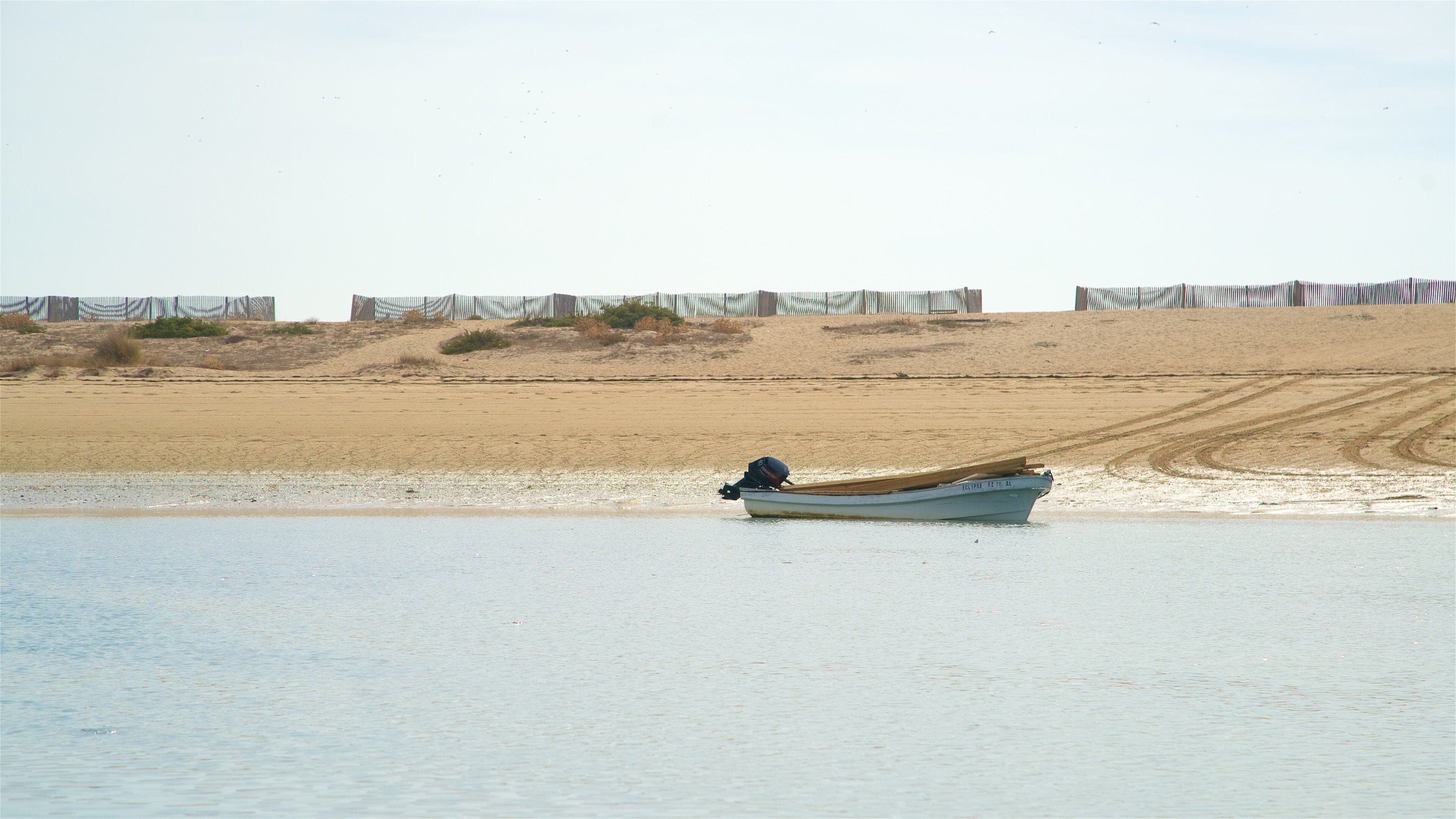 Ria Formosa naturområde som visar kustutsikter och en sandstrand