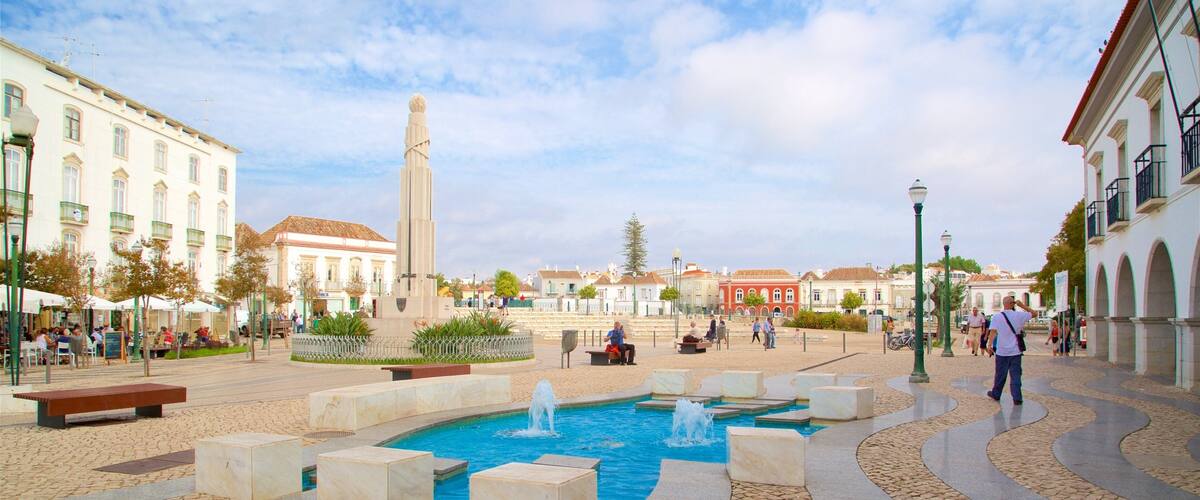 Praca da Republica featuring a square or plaza and a fountain