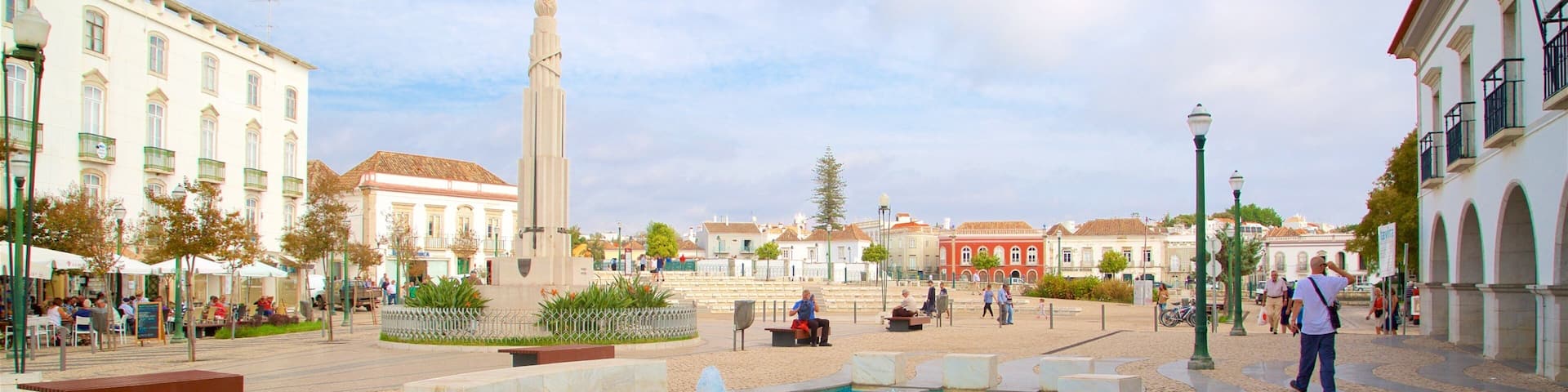 Praca da Republica featuring a square or plaza and a fountain