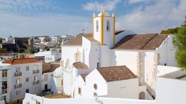 Slottet i Tavira som visar en stad