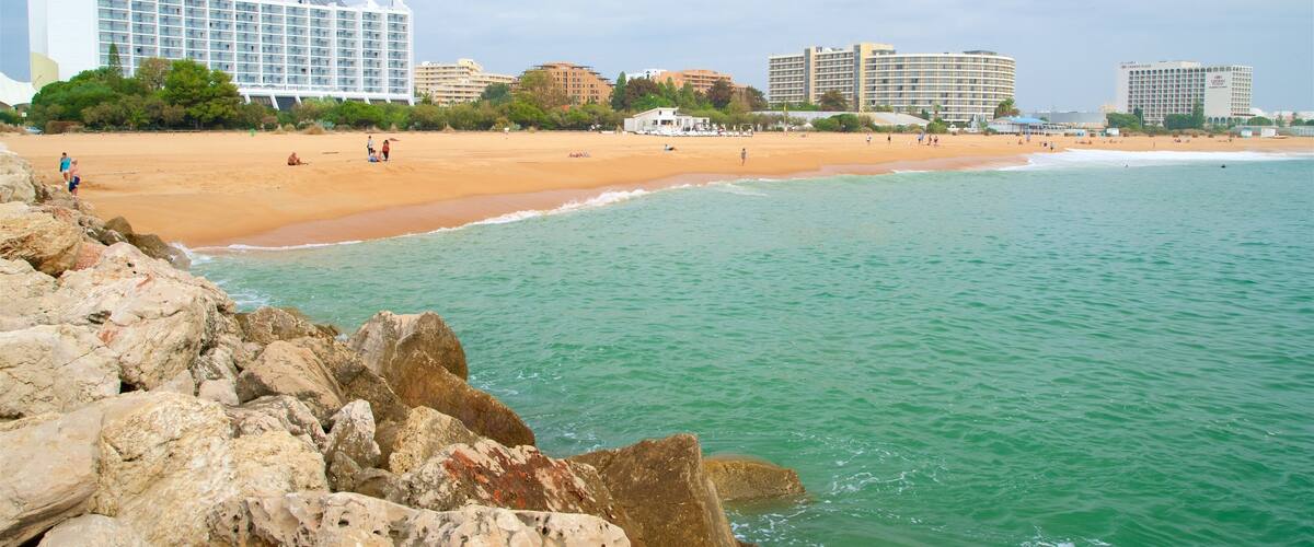 Playa Marina ofreciendo una playa, costa escarpada y vistas generales de la costa