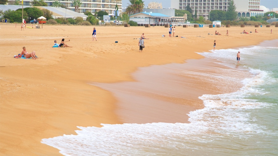 Praia da Marina mostrando uma cidade litorânea, paisagens litorâneas e uma praia de areia