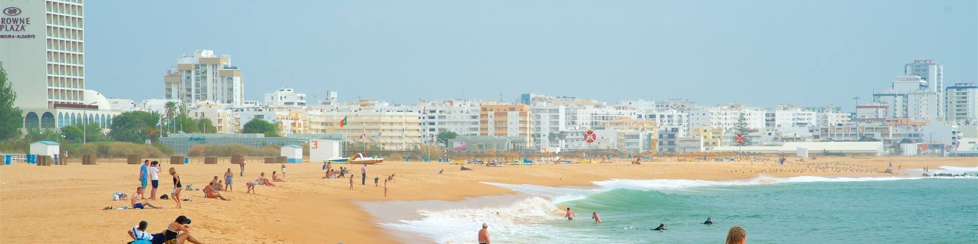 Marina Beach das einen Sandstrand, Stadt und Küstenort