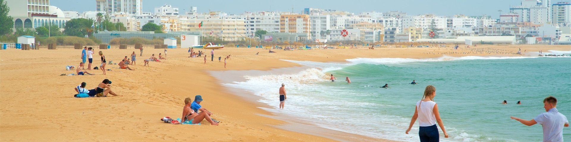 Praia da Marina que inclui uma cidade litorânea, paisagens litorâneas e uma cidade