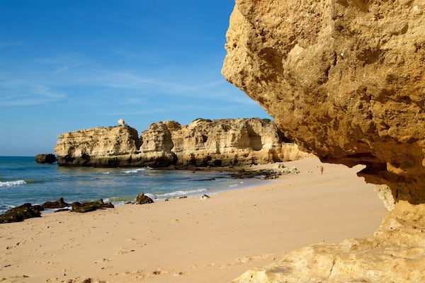 Sao Rafael Beach mettant en vedette vues littorales, côte escarpée et plage de sable