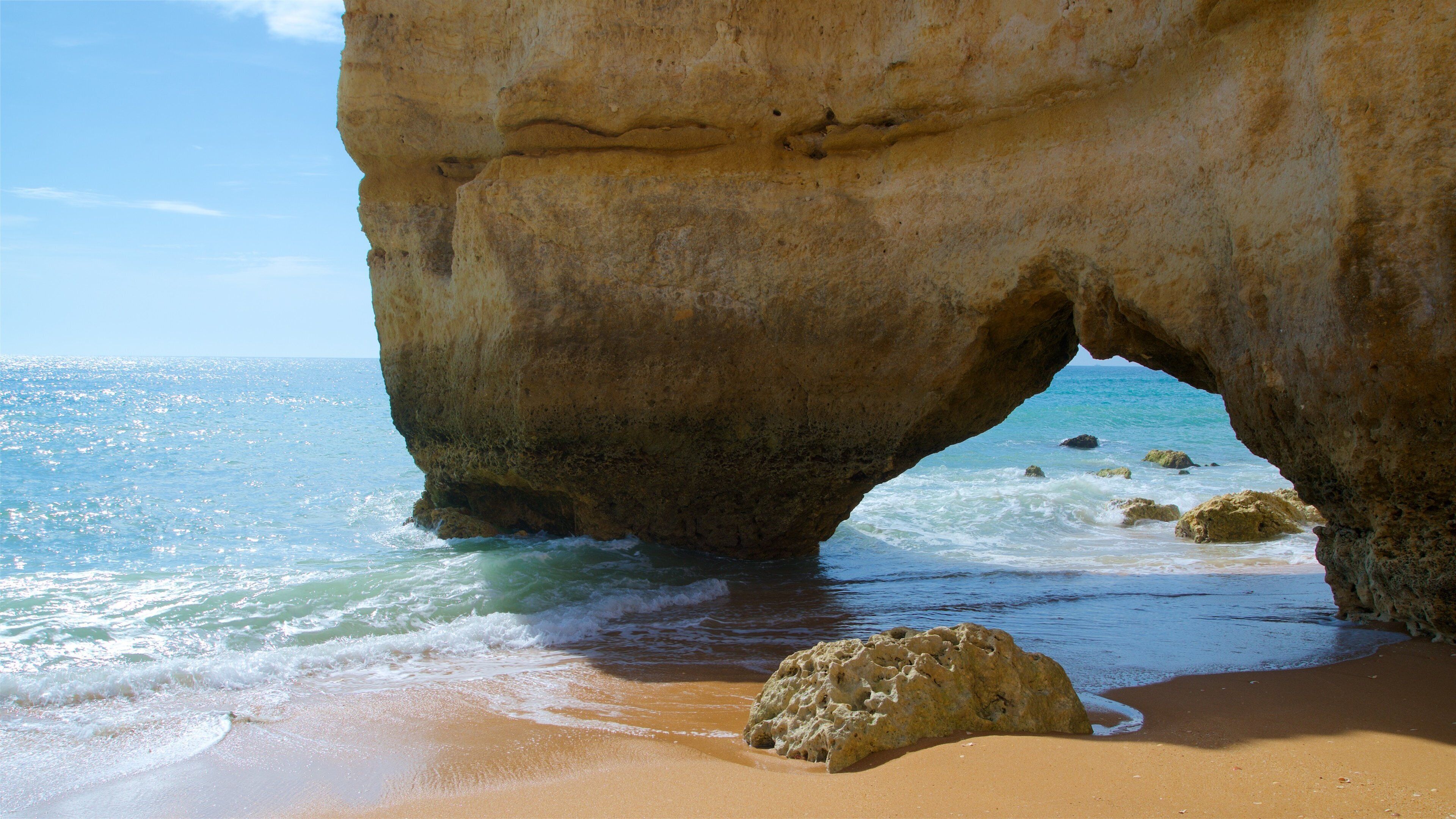 Playa de Coelha que incluye una playa, vistas de una costa y litoral rocoso