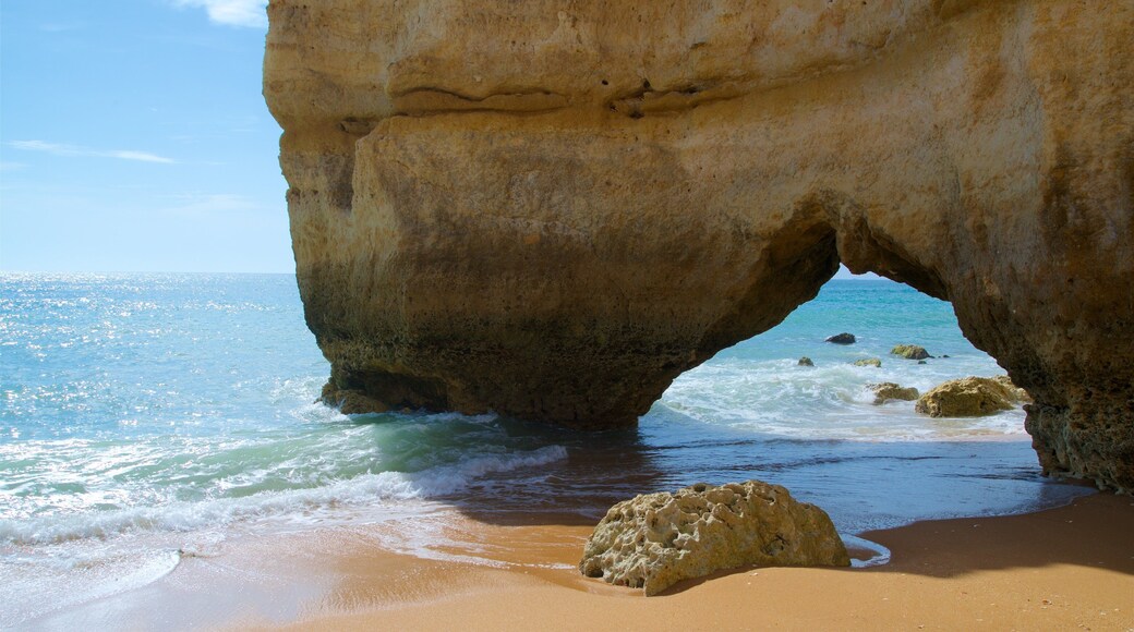 Playa de Coelha que incluye una playa, vistas de una costa y litoral rocoso