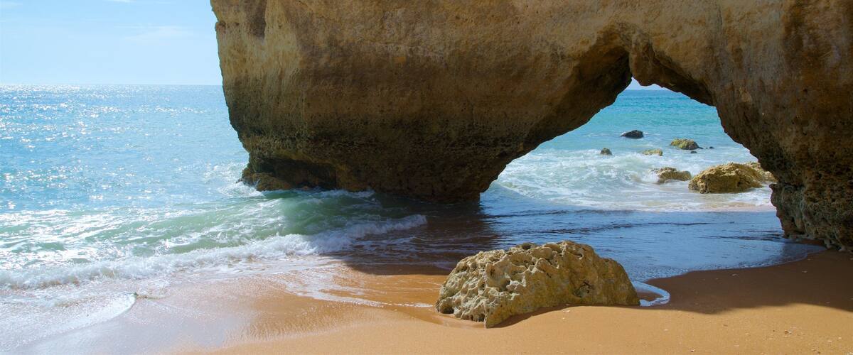 Coelha Beach som visar en strand, klippig kustlinje och kustutsikter