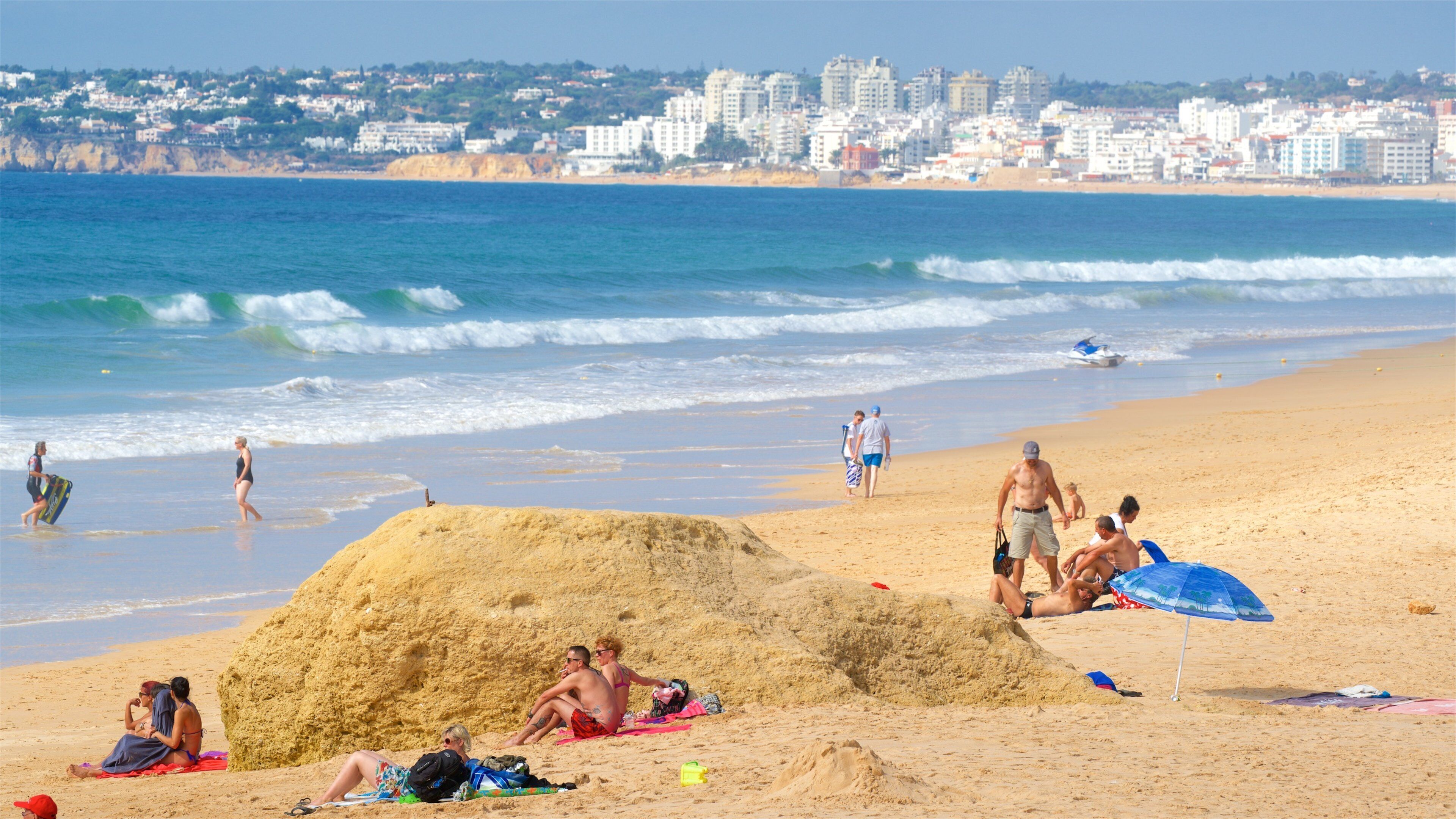 Gale Beach showing a sandy beach, surf and general coastal views