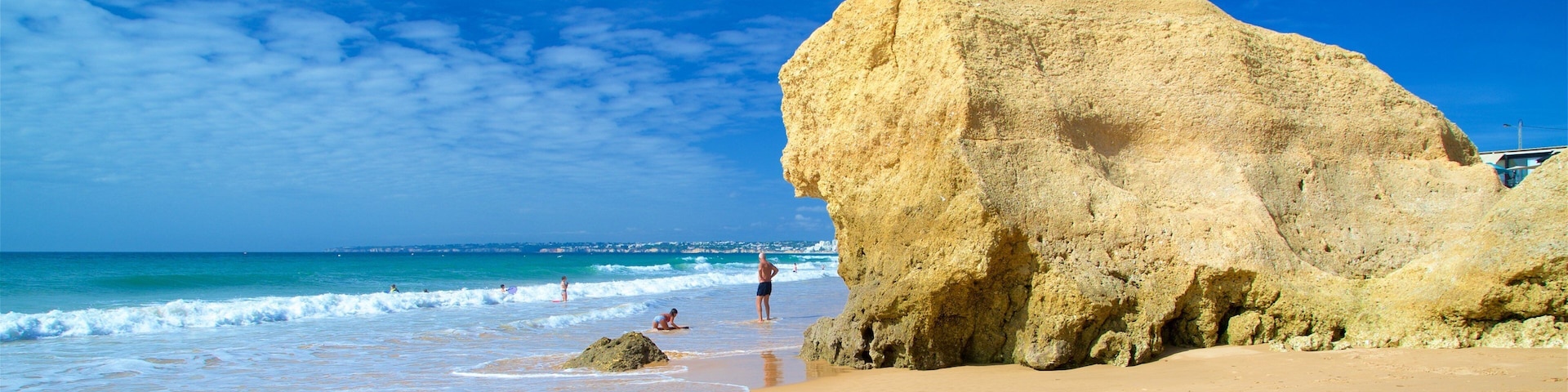 Playa de Gale ofreciendo costa rocosa, una playa y vista general a la costa