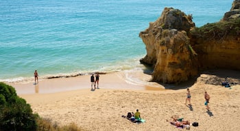 Oura-strand toont een strand, algemene kustgezichten en ruige kustlijn